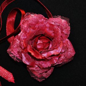Růže 10 vínová s krajkou 7cm